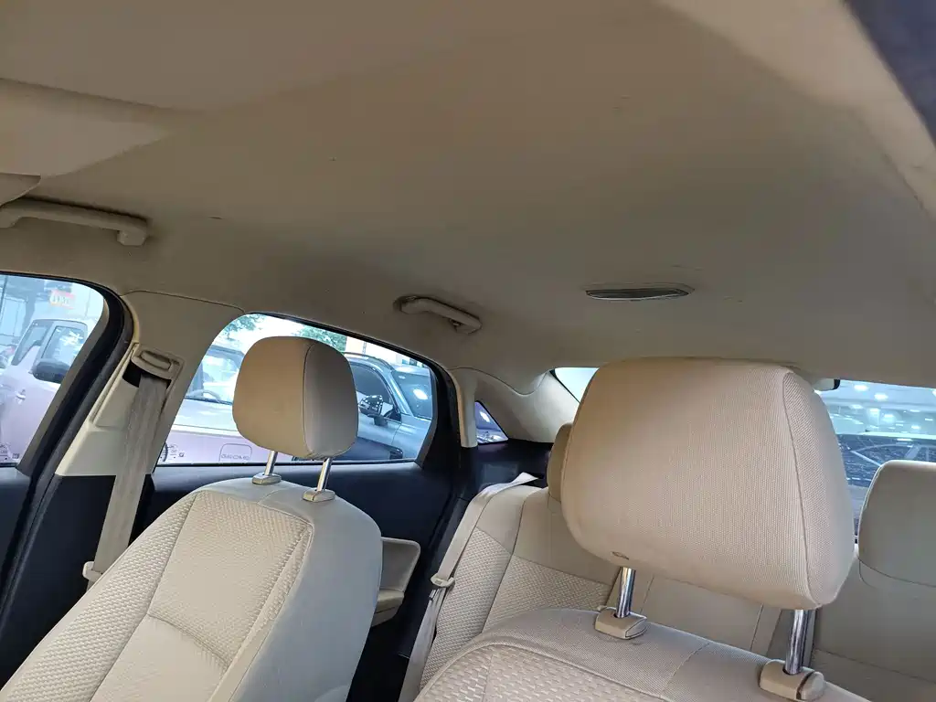 Ford Escort 2015 — фото 12