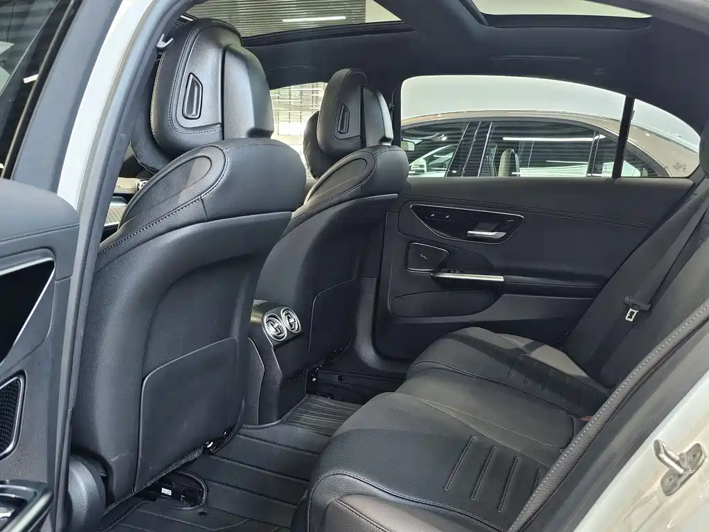 Mercedes-Benz C-Class 2025 — фото 11