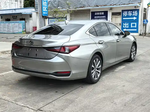 Lexus ES 2020