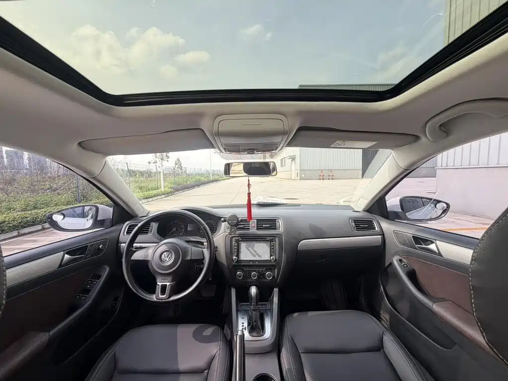 Volkswagen Sagitar 2015