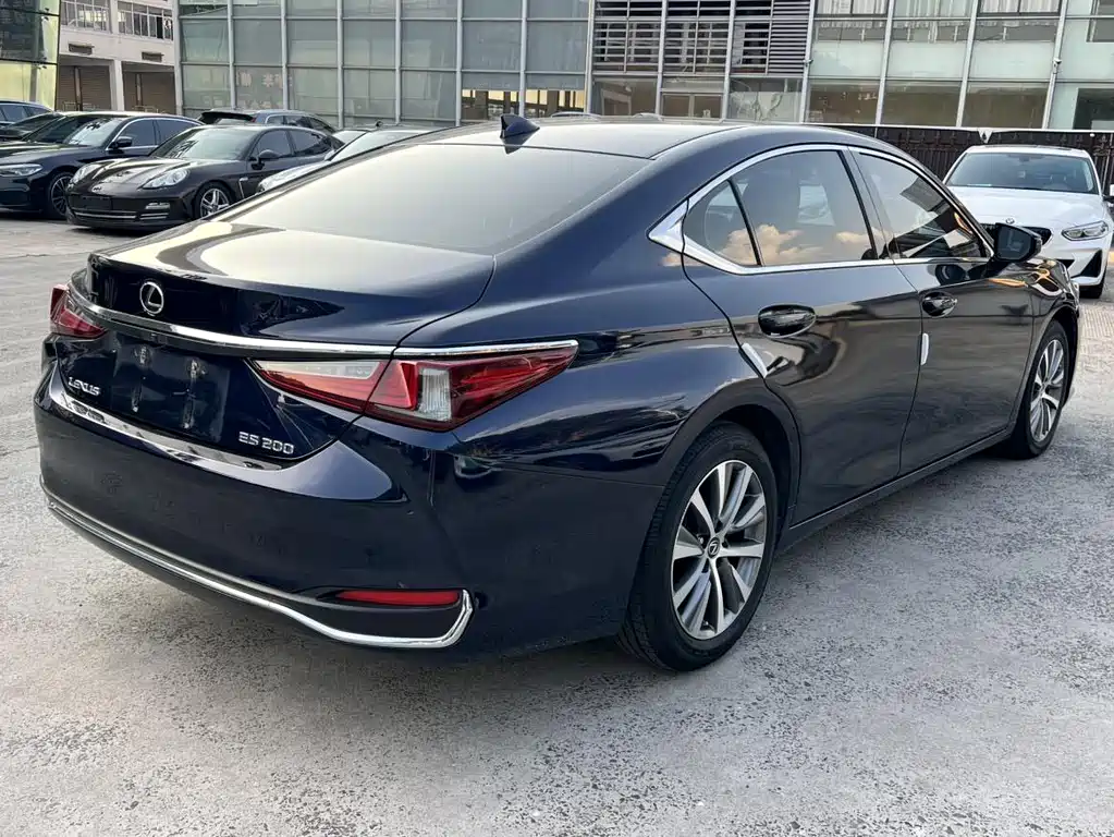 Lexus ES 2018 — фото 15