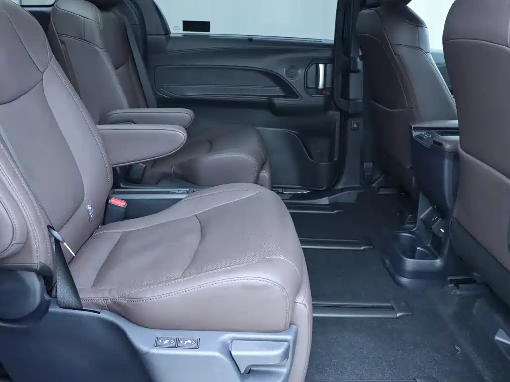 Toyota Sienna 2023 — фото 12