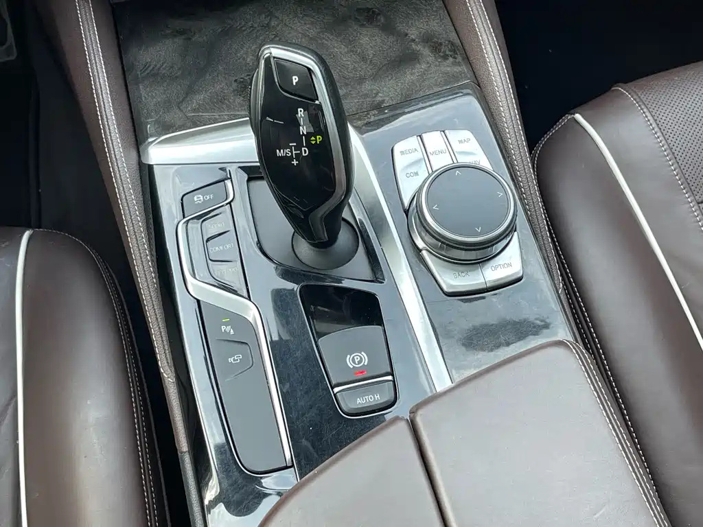 BMW 5 Series 2018 — фото 23