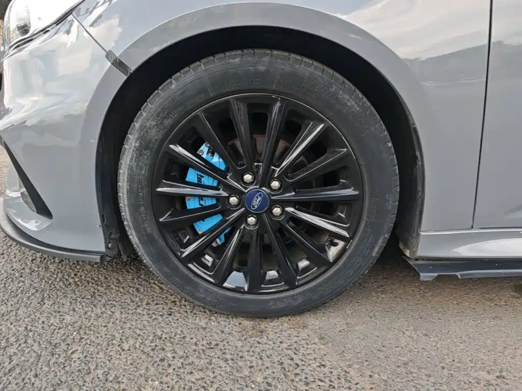 Ford Focus 2018 — фото 23
