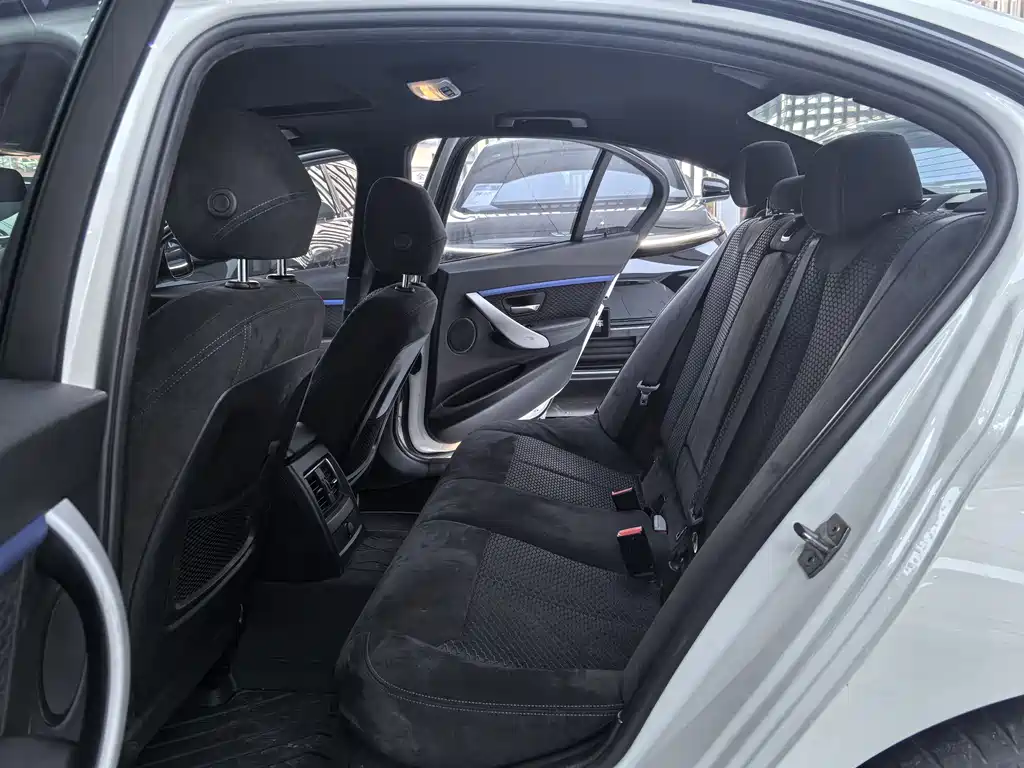 BMW 3 Series 2018 — фото 10