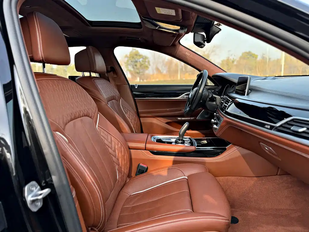 BMW 7 Series 2017 — фото 16