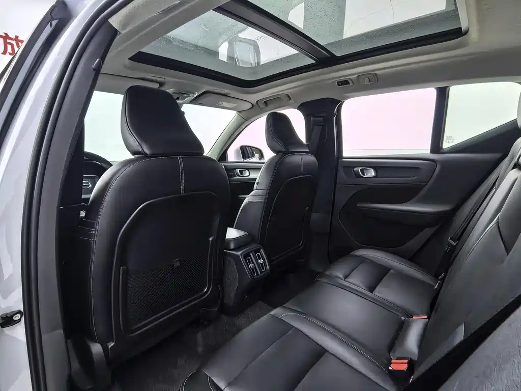 Volvo XC40 2020 — фото 13