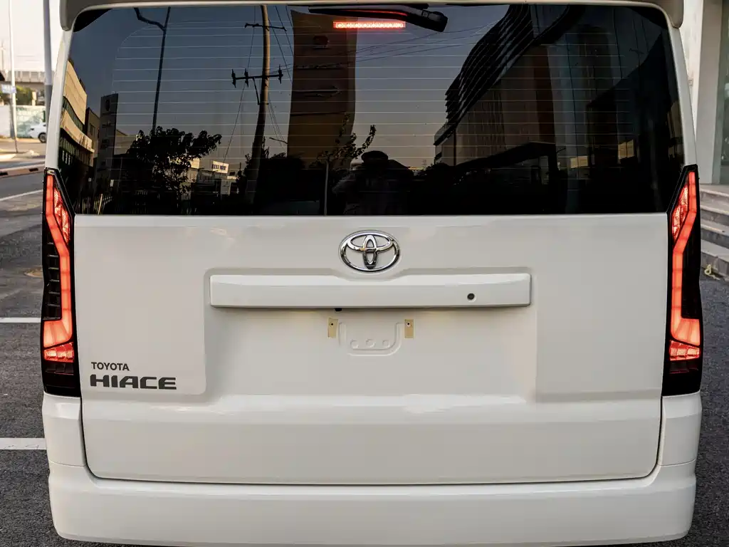 Toyota Hiace — фото 4