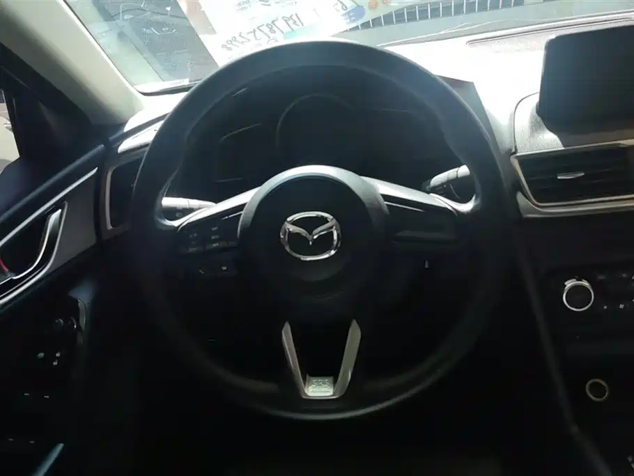 Mazda 3 Axela 2018 — фото 15