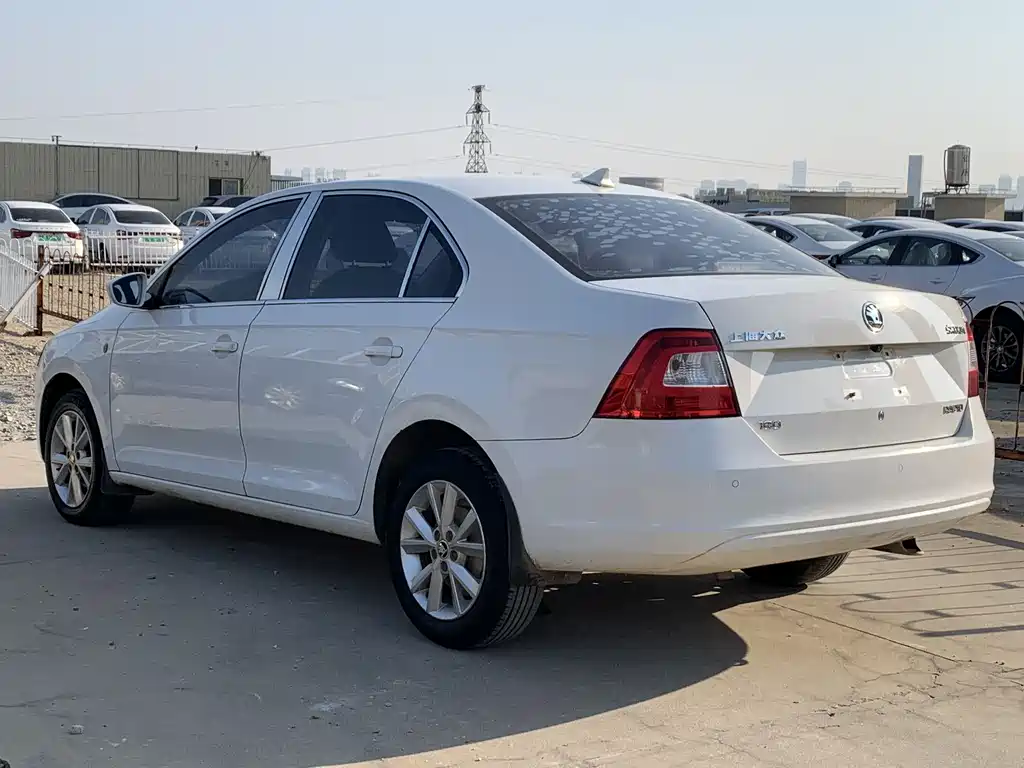 Skoda Rapid 2016 — фото 12