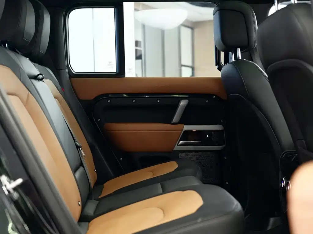 Land Rover Defender 2023 — фото 13