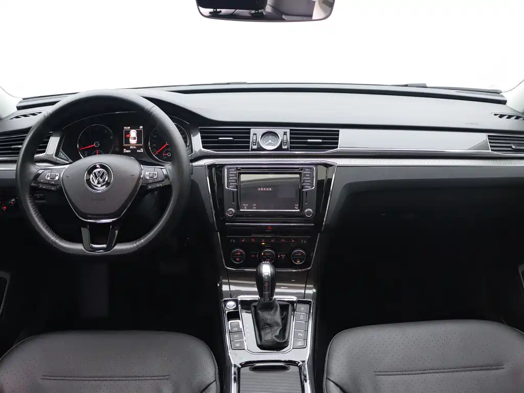 Volkswagen Passat 2017 — фото 16