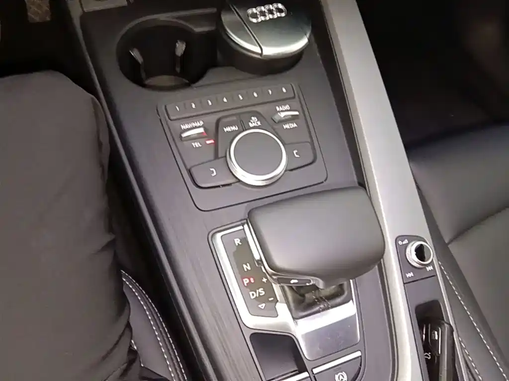 Audi A4L 2018 — фото 14