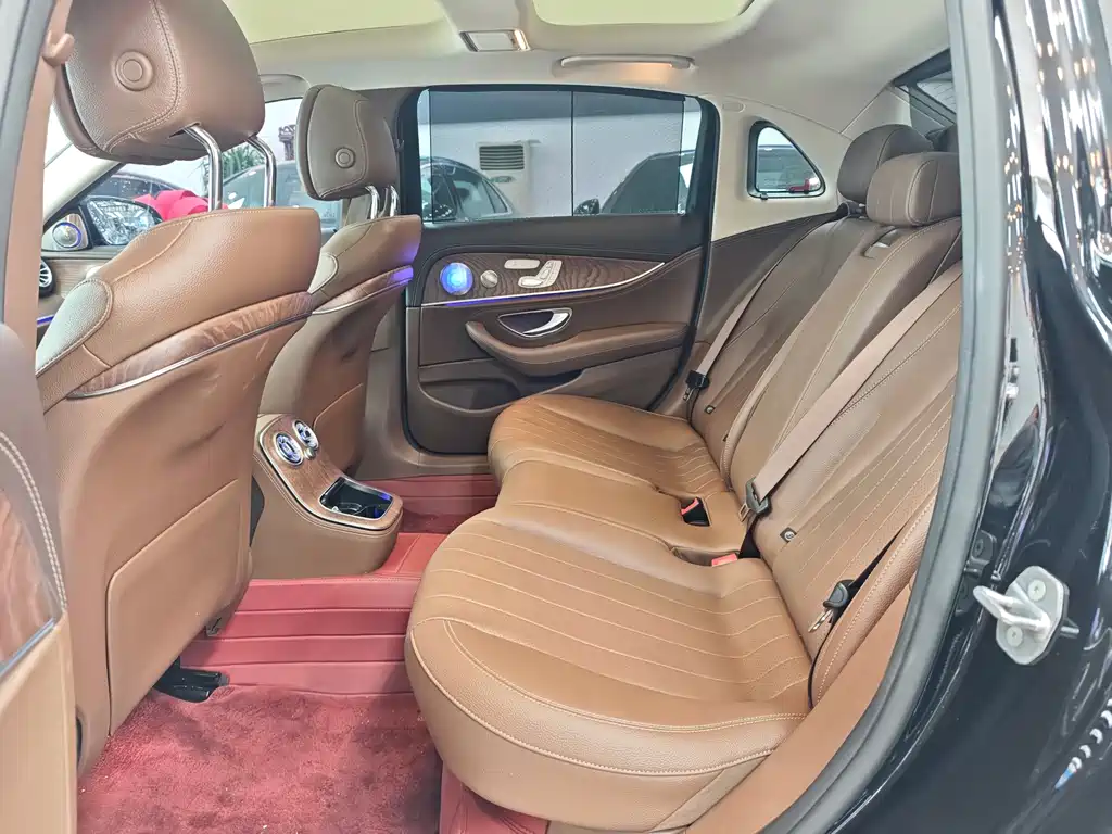 Mercedes-Benz E-Class 2023 — фото 12