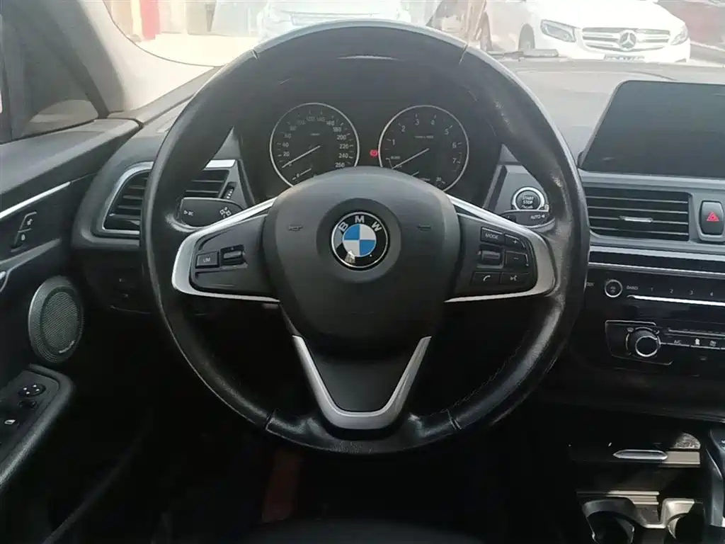 BMW 1 Series 2017 — фото 11