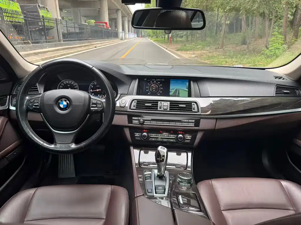 BMW 5 Series 2017 — фото 9