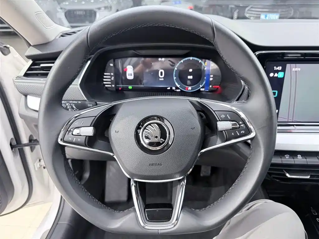Skoda Octavia 2023 — фото 11