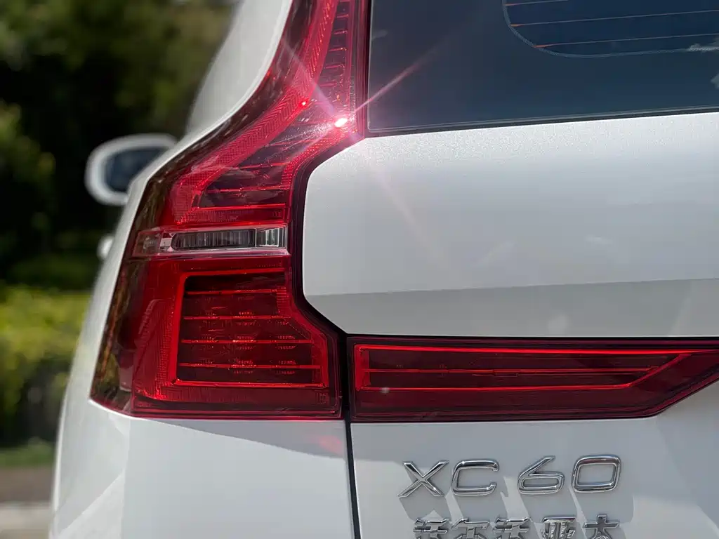 Volvo XC60 2022 — фото 16