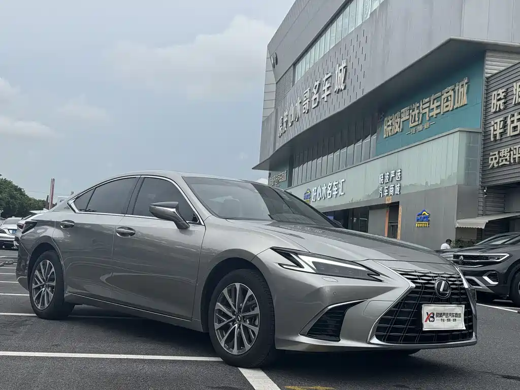 Lexus ES 2025