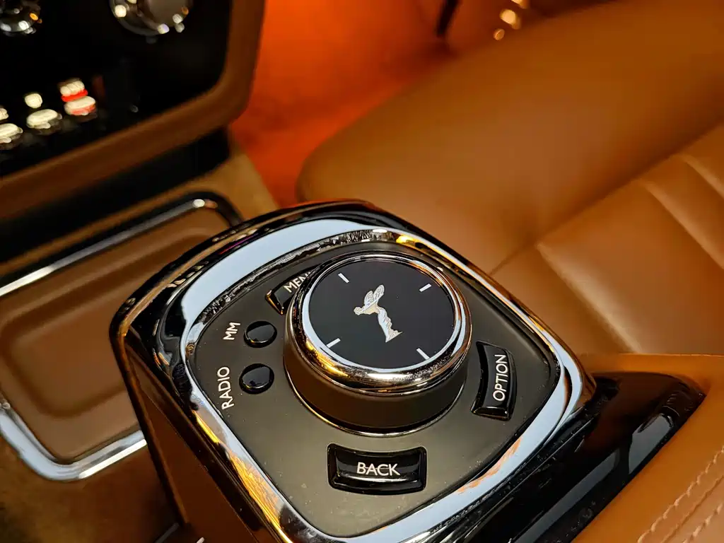 Rolls-Royce Phantom 2017 — фото 10