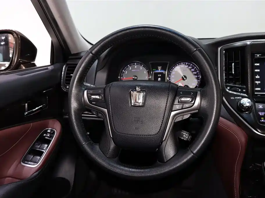 Toyota Crown 2018 — фото 13
