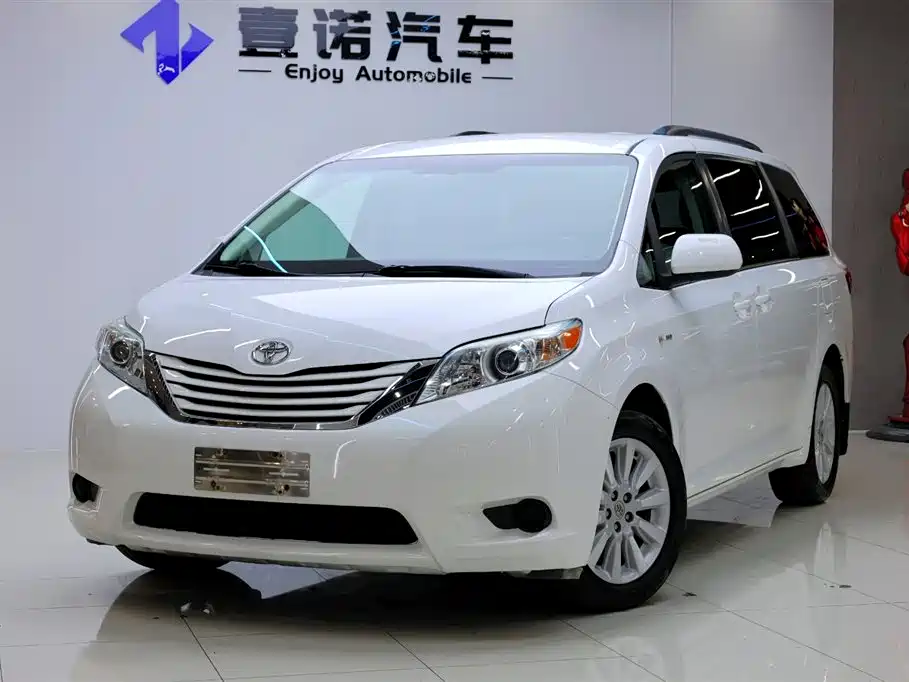 Toyota Sienna 2017 — фото 9