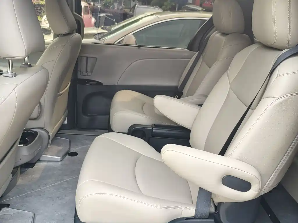Toyota Sienna 2017 — фото 11