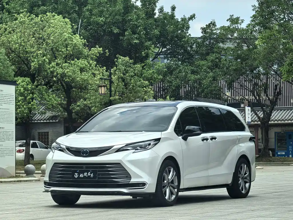 Toyota Sienna 2024 — фото 1