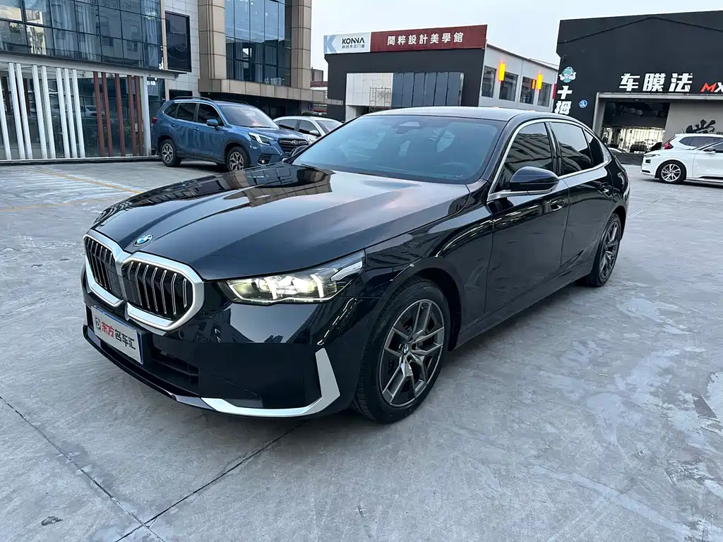 BMW 5 Series 2025 — фото 1