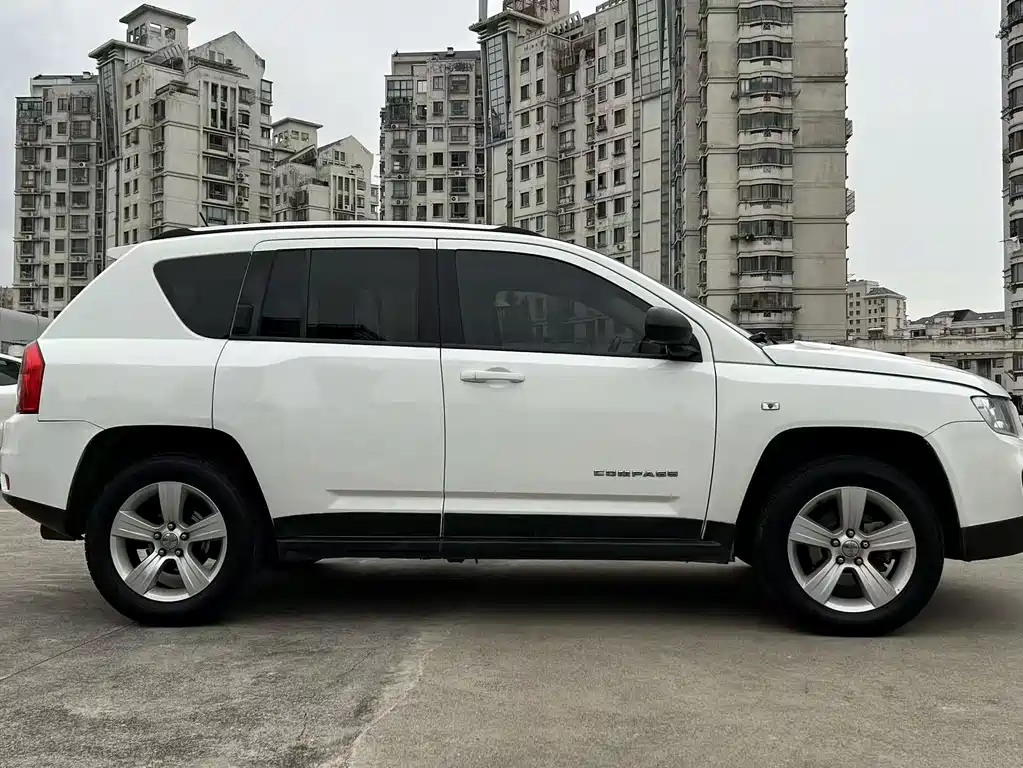 Jeep Compass 2011 — фото 11