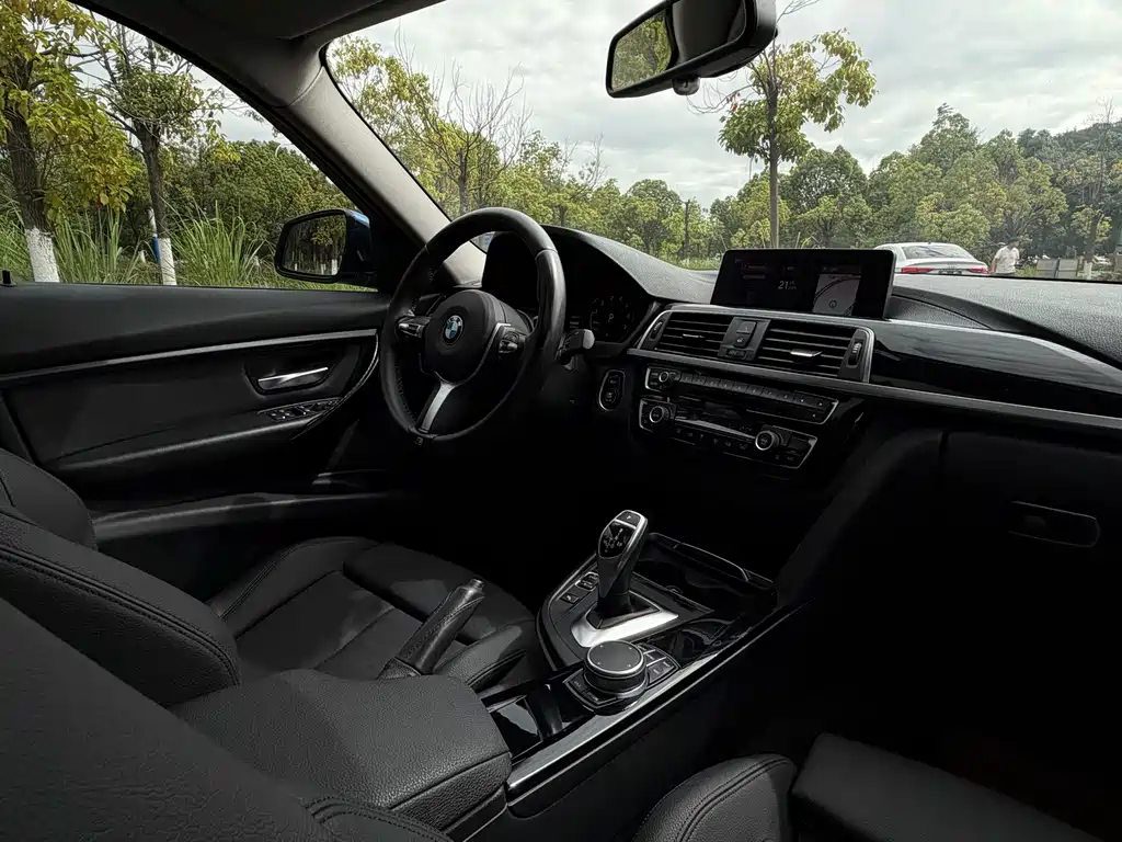 BMW 3 Series 2018 — фото 20