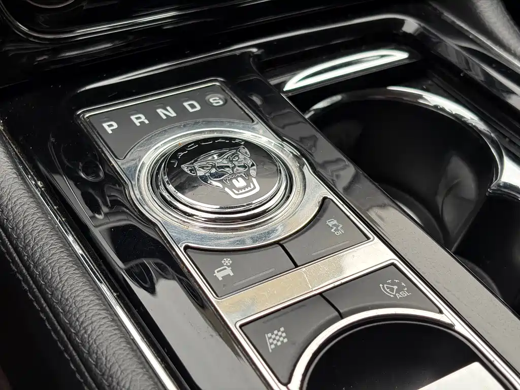 Jaguar XJ 2015 — фото 12