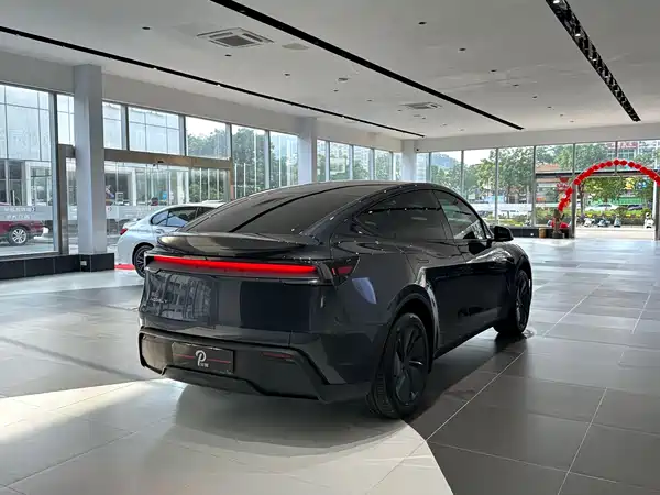 Tesla Model Y 2025