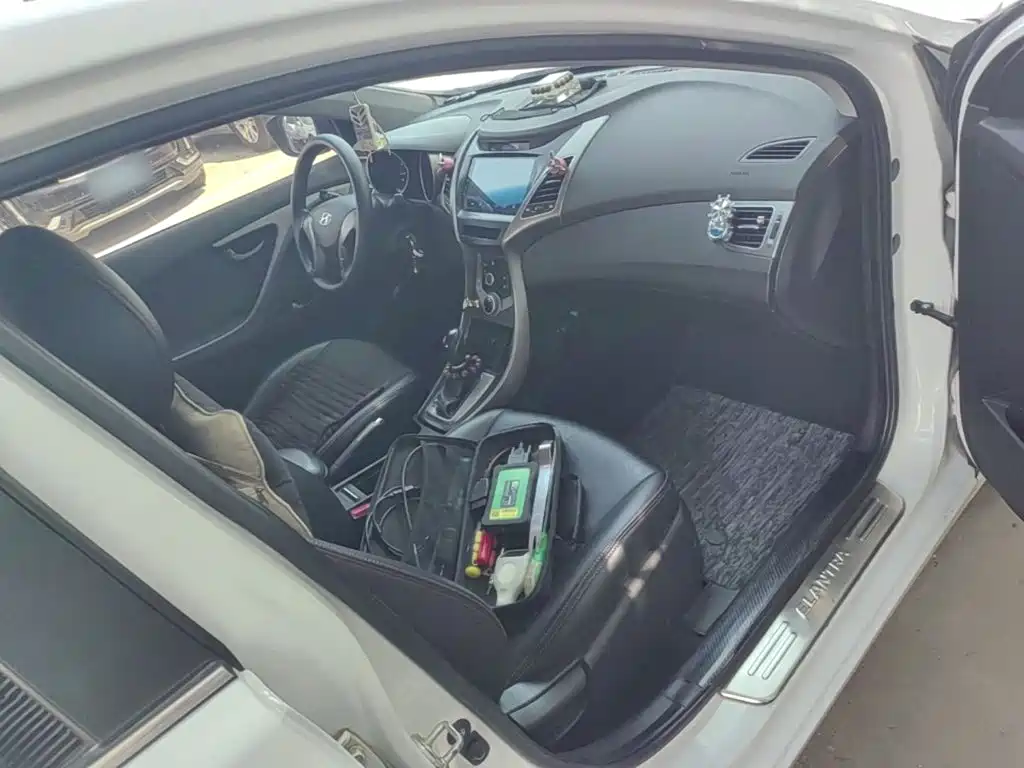 Hyundai Elantra 2018 — фото 19