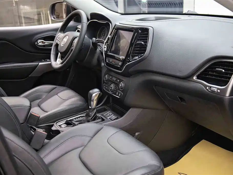 Jeep Cherokee 2019 — фото 23