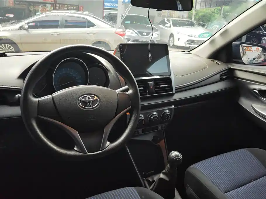 Toyota Yaris L 2015 — фото 12
