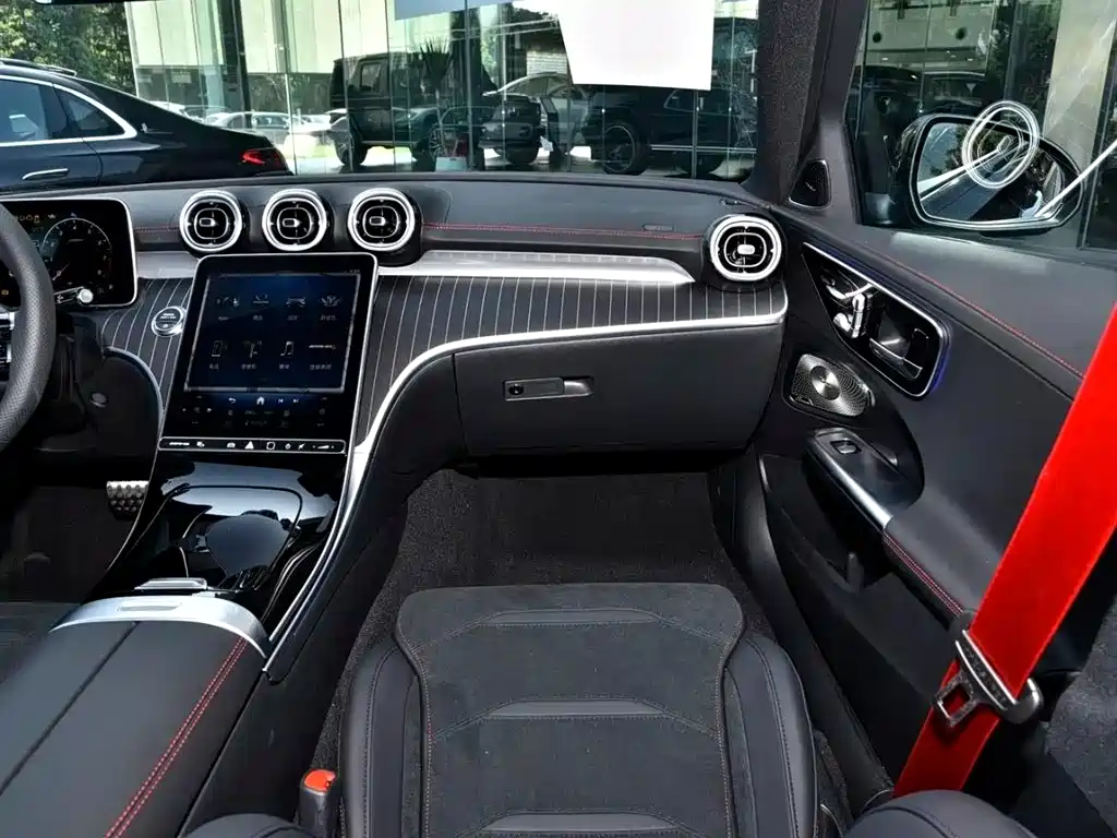 Mercedes-Benz C-Class AMG 2025 — фото 8
