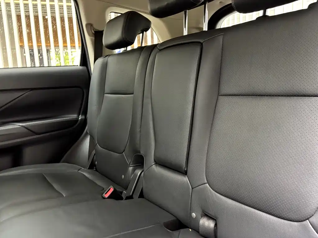 Mitsubishi Outlander 2017 — фото 12