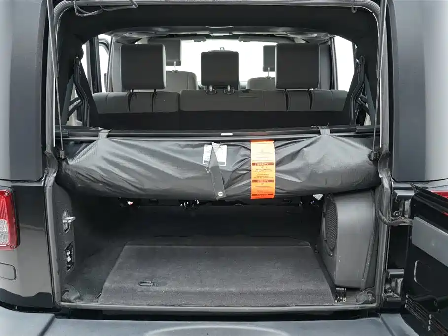 Jeep Wrangler 2010 — фото 29