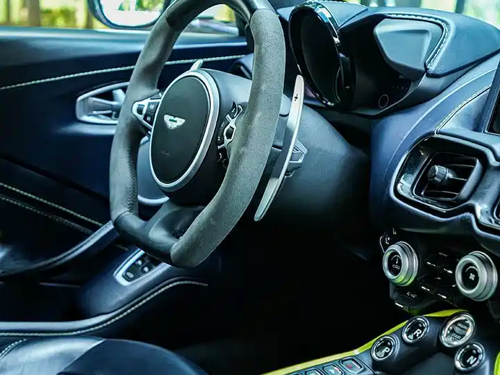 Aston Martin V8 Vantage 2021 — фото 12
