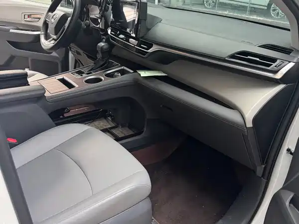 Toyota Granvia 2023