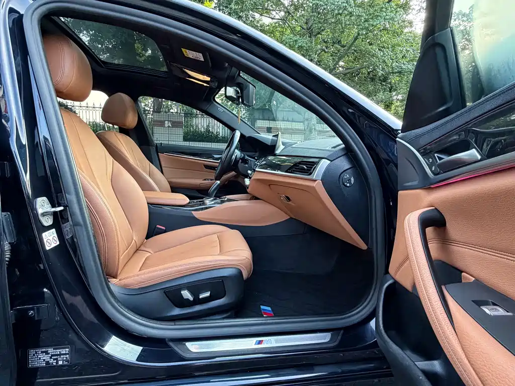 BMW 5 Series 2019 — фото 18