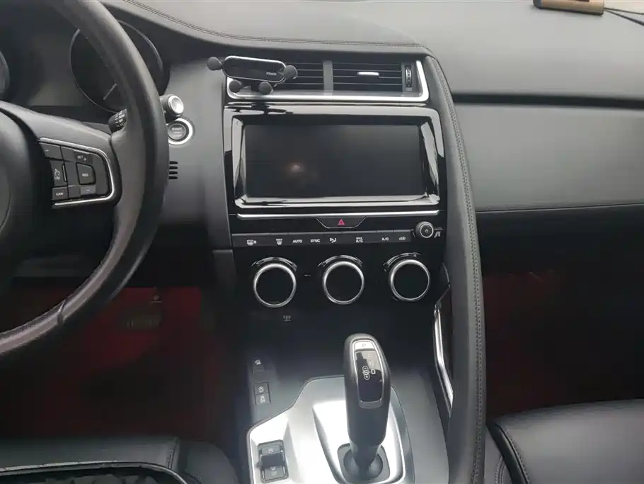 Jaguar E-PACE 2020 — фото 13