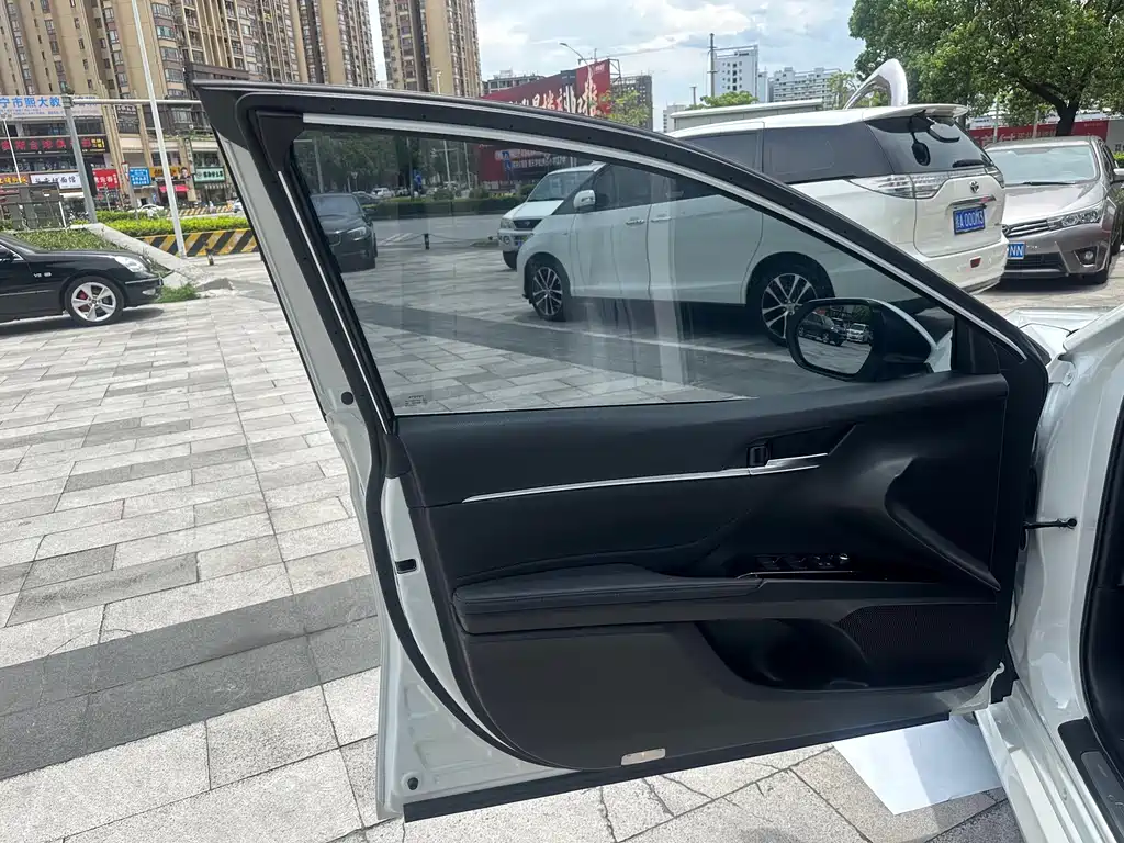 Toyota Camry 2021 — фото 18