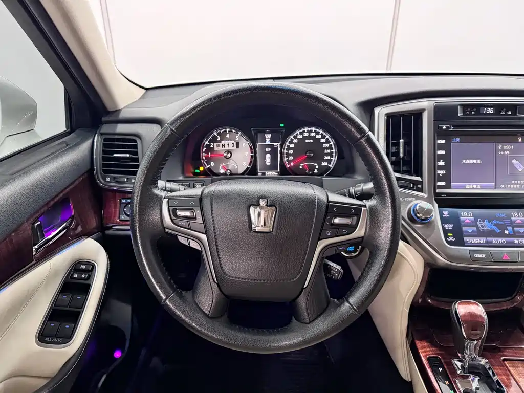 Toyota Crown 2016