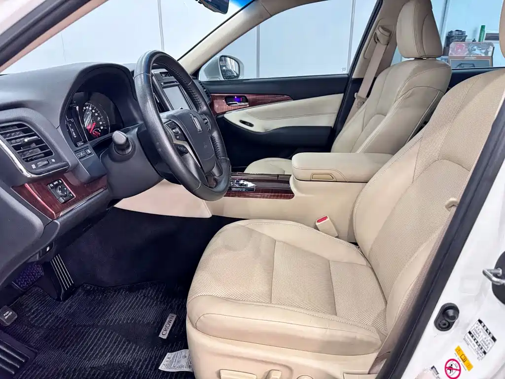 Toyota Crown 2016 — фото 13
