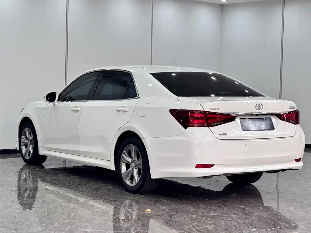 Toyota Crown 2016