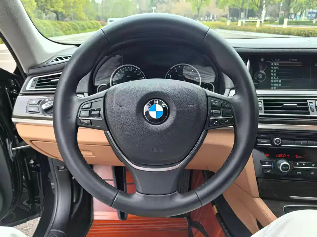BMW 7 Series 2015 — фото 18