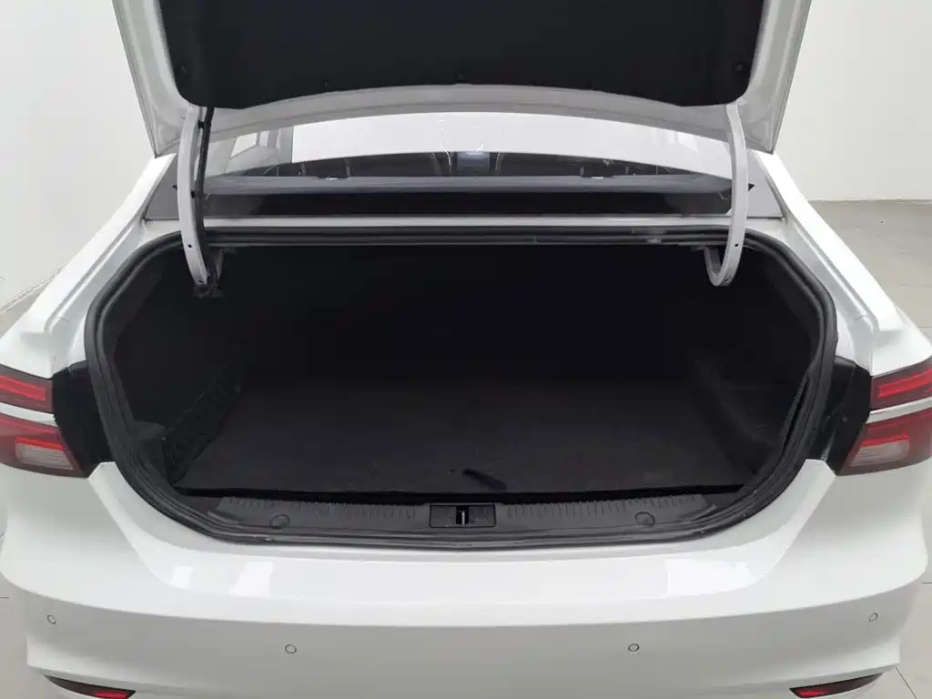 Roewe i6 New Energy 2018 — фото 16