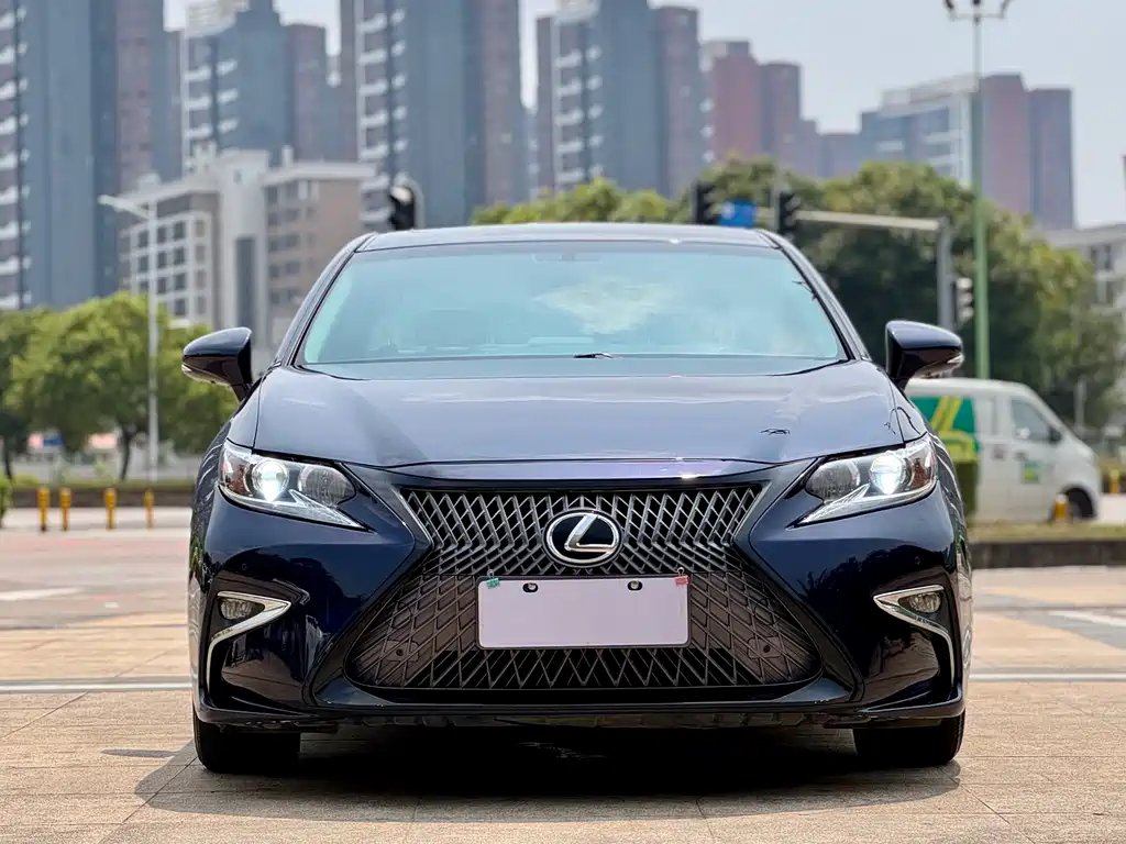 Lexus ES 2018 — фото 2